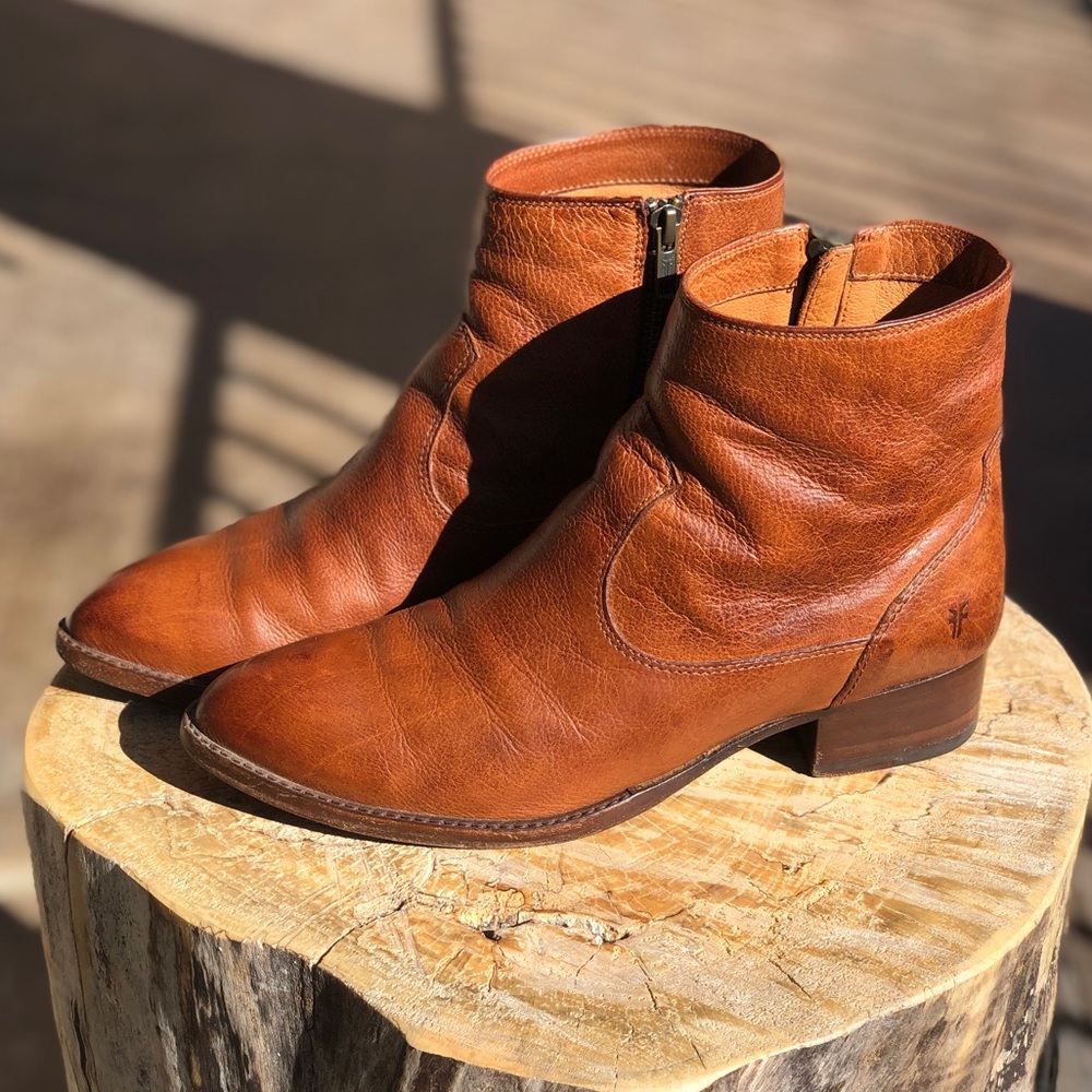 Frye Brooke Short Cognac Brown Genuine Leather Inside Zip Ankle Booties 7.5B